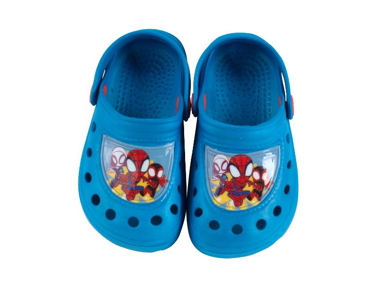 Des sabots bleus pour enfant, décorés de Spider-Man.