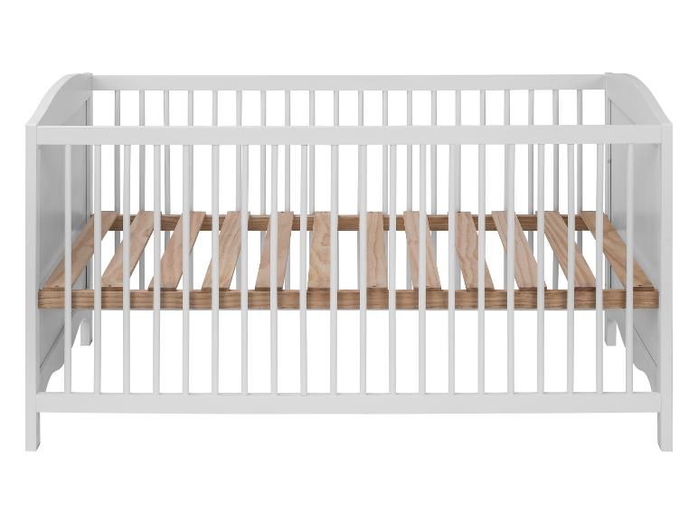 Lit bébé en bois blanc avec sommier à lattes.