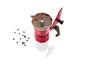 Une cafetière italienne rouge avec du café et des grains de café.