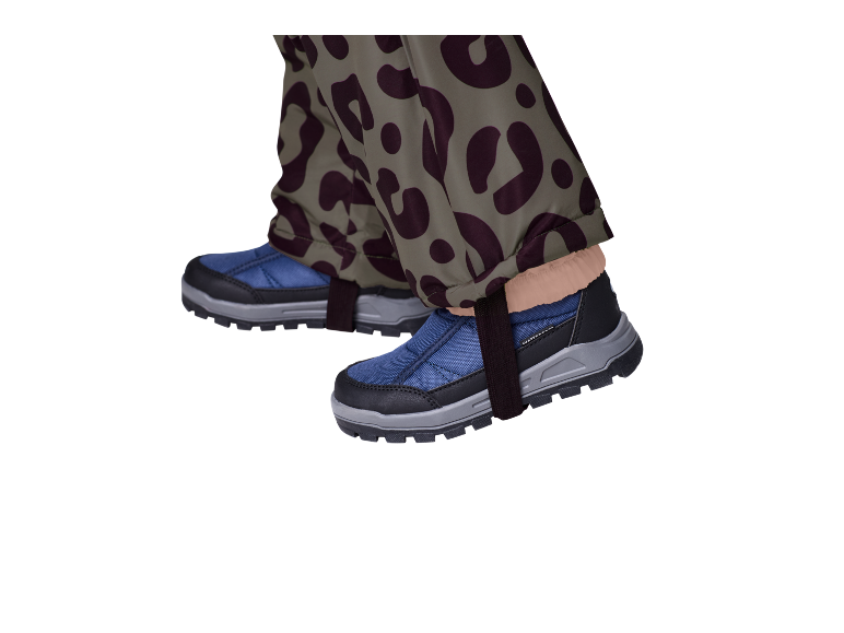 Bottes d'hiver et pantalon à motif léopard pour enfants.