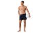 Homme en maillot de bain et ballon de volley.