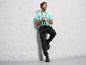 Homme en t-shirt bleu et pantalon noir avec une corde à sauter.