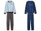Deux ensembles de pyjamas en polaire, un bleu clair avec un pantalon gris et un bleu foncé avec un imprimé de manette de jeu.