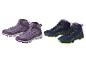 Deux paires de chaussures de randonnée, une paire violette et une paire bleu foncé.