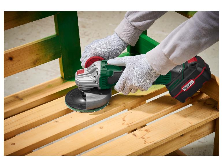 Une personne ponce un banc en bois avec une ponceuse sans fil Parkside.