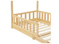 Un lit en bois avec des barreaux pour enfants.