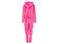 Un pyjama en polaire rose à capuche.