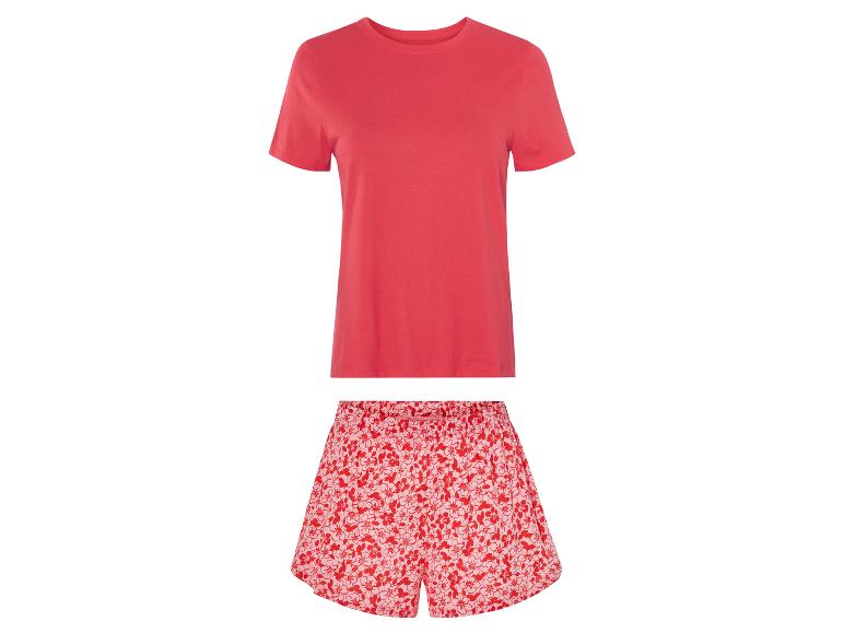 Pyjama rose : haut uni et short à fleurs.