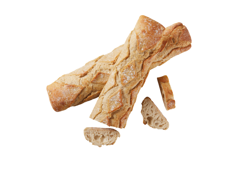 Deux baguettes de pain croustillantes avec des morceaux coupés sur fond noir.