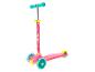 Trottinette rose pour enfants à trois roues avec poignées turquoise et imprimés de personnages.