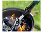 Un briquet électrique est utilisé pour allumer du charbon de bois dans un barbecue.