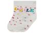 Trois paires de chaussettes blanches avec un motif arc-en-ciel et des cœurs.