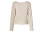 Pull beige clair à manches longues.