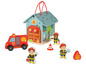 Un ensemble de jeu de caserne de pompiers en bois avec un camion de pompiers, des pompiers et des accessoires.