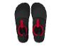 Une paire de chaussures Crivit noires et rouges.
