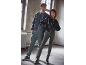 Jeune couple modelant des blousons bomber et des bottes.