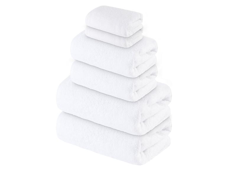 Serviettes de bain blanches empilées.