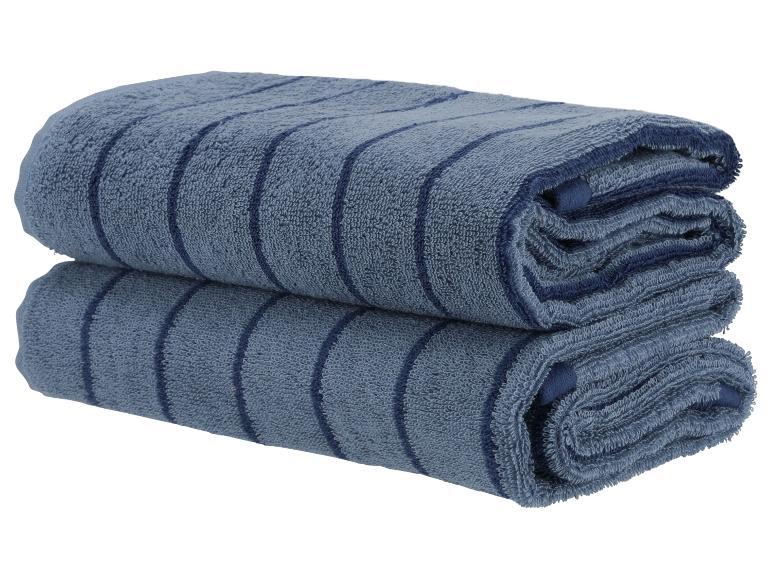 Deux serviettes bleues à rayures empilées.