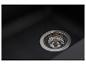 Gros plan d'un évier noir avec une crépine de vidange métallique au centre.