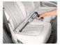 Aspirateur à main nettoyant les sièges de voiture