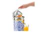 Presse-agrumes manuel avec motif bleu et blanc, pressant une orange pour faire du jus.