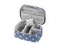 Une trousse de toilette ouverte à pois, avec des compartiments et des épingles à coudre.