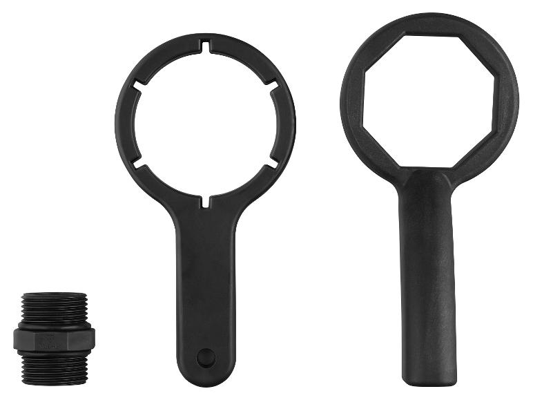 Deux clés de filtre noires et un raccord fileté sur fond blanc.