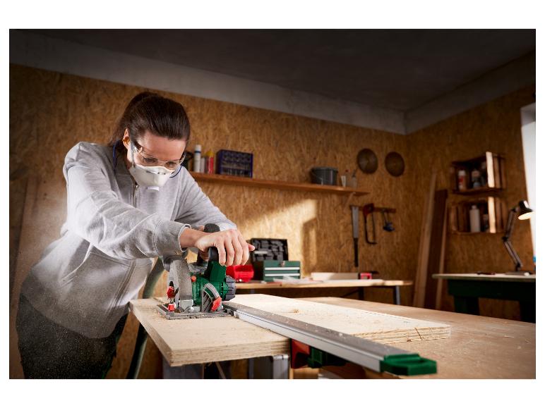 Une femme coupe du bois avec une scie circulaire Festool et un rail de guidage.