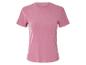 Un t-shirt rose à manches courtes et côtelé.