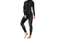 Femme en haut thermique noir à manches longues et leggings assortis avec des motifs gris.
