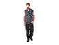 Un homme portant un pantalon de travail noir avec un gilet camouflage.