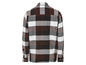 Une chemise à carreaux blanc et marron à manches longues.