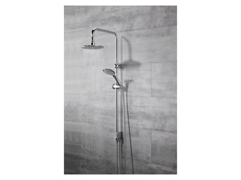 Une pomme de douche chromée avec une douche pluie et une douchette.