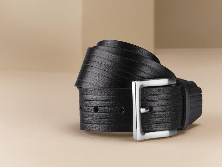 Une ceinture en cuir noir avec une boucle argentée.