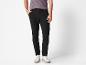 Pantalon noir et baskets blanches pour homme.