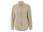 Chemise beige à manches longues.