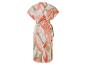 Robe portefeuille à fleurs corail et vertes.