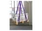 Sangles de levage violettes soutenant une caisse de transport argentée sur une palette en bois.