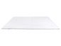 Un matelas blanc avec le dessus matelassé
