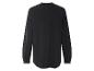 Une chemise noire à manches longues.
