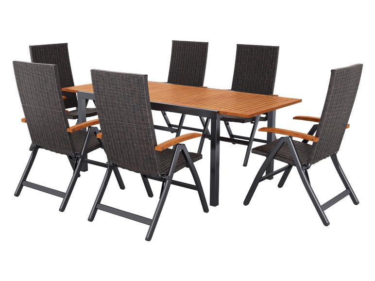 Ensemble de salle à manger d'extérieur avec table à lattes en bois et six chaises en osier marron foncé.