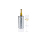Une bouteille de vin blanc dans un sac isotherme et un verre de vin blanc à côté.