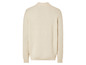 Un pull crème à manches longues.