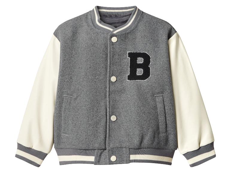 Veste de baseball grise pour enfant, avec des manches crème et un grand 'B' sur la poitrine.