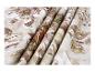 Tissu blanc avec des motifs floraux abstraits marron et verts