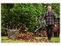 Un homme utilise un souffleur Parkside pour ramasser des feuilles.