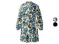 Une longue robe crème à fleurs bleues et vertes.