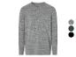 Un t-shirt à manches longues gris avec des boutons et une poche
