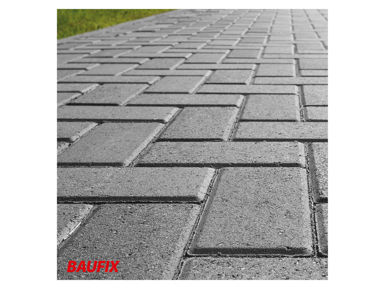 Gros plan sur des pavés gris avec le logo Baufix.