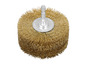 Une brosse métallique ronde avec une poignée en métal